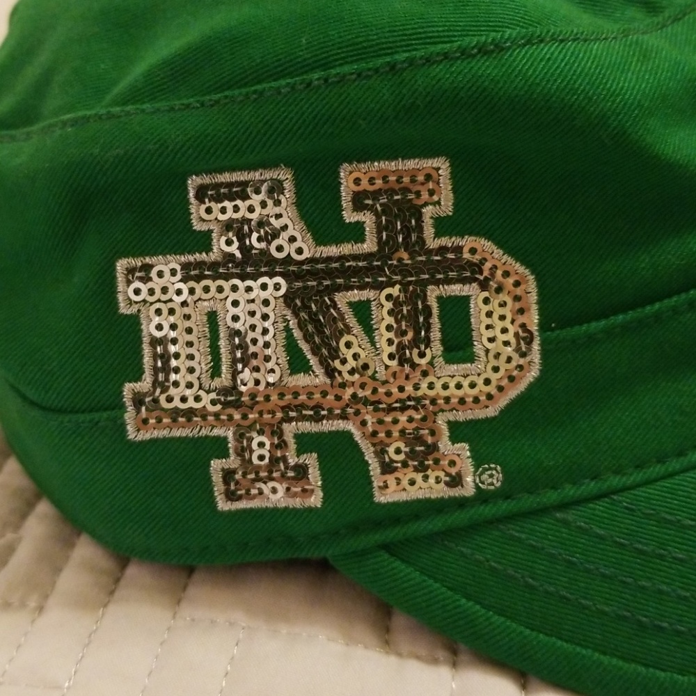 ☘ Notre Dame hat - Great for football games